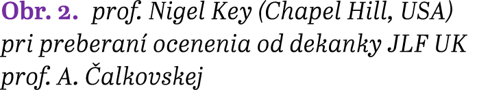 Obr. 2. prof. Nigel Key (Chapel Hill, USA) pri preberan ocenenia od dekanky JLF UK prof. A.  alkovskej