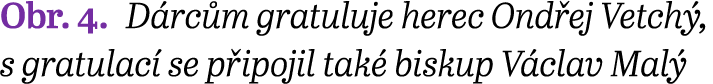 Obr. 4. D rc m gratuluje herec Ond ej Vetch , s gratulac se p ipojil tak  biskup V clav Mal 